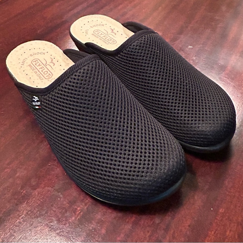 Fit Flot Black Slip-On Mesh Clogs